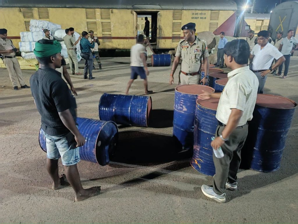 দুইটি পণ্যবাহী ট্রেনে থেকে উদ্ধার বিপুল পরিমাণে নিষিদ্ধ কফ সিরাপ 