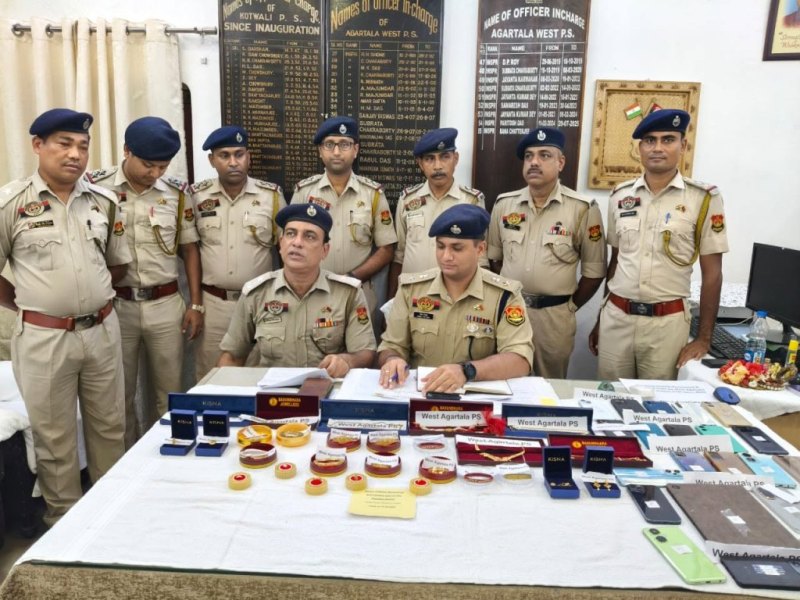 শহরে ৩৫ লক্ষ টাকার স্বর্ণালঙ্কারসহ ২৫টি মোবাইল উদ্ধার পুলিশের  