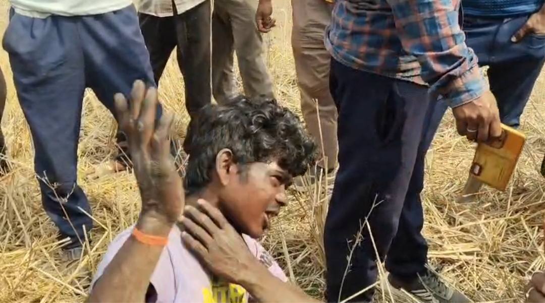 স্ত্রীর সঙ্গে ঝগড়ার জেরে হাইভোল্টেজ টাওয়ারে স্বামী 