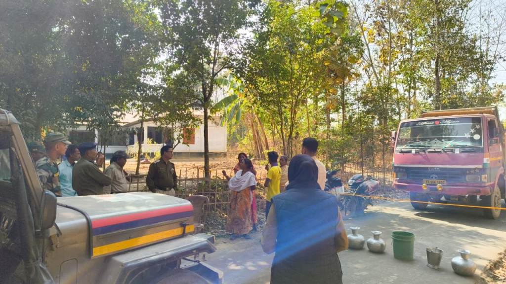 পানীয় জলের দাবিতে রাস্তা অবরোধ প্রমীলা বাহিনীর