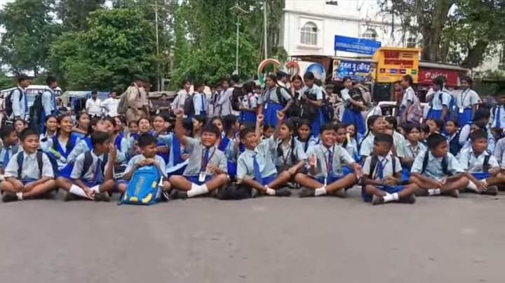 শিক্ষিকার বদলির প্রতিবাদে জাতীয় সড়ক অবরোধে ছাত্রছাত্রীরা
