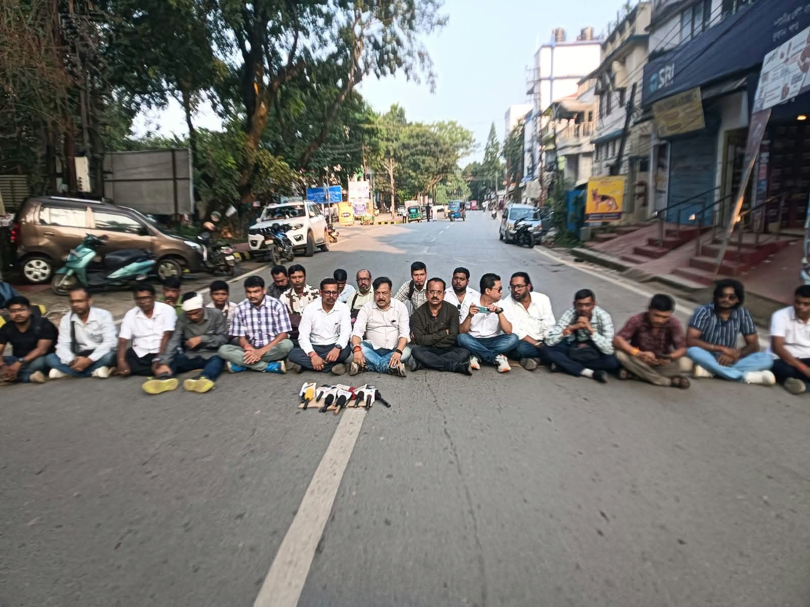 হামলাকারীদের গ্রেফতারের দাবিতে রাস্তায় বসে বিক্ষোভ সাংবাদিকদের 