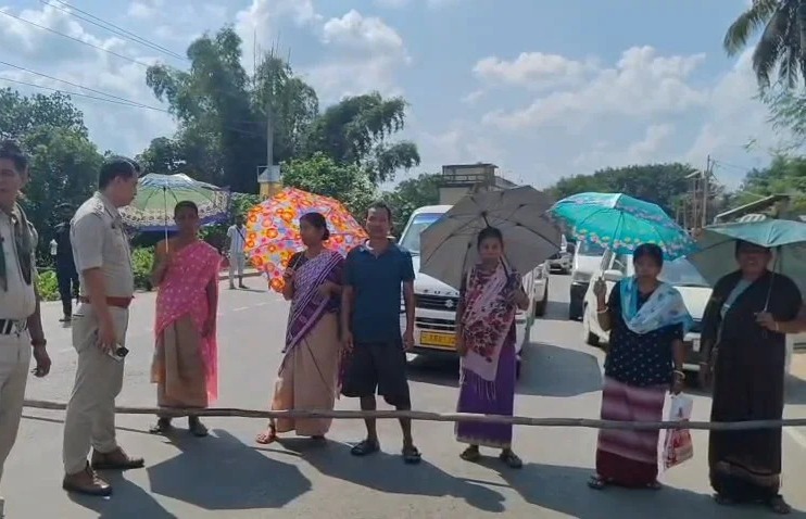 পুজোর মুখেও মেলেনি রেগার মজুরি, বকেয়া আদায়ে জাতীয় সড়ক অবরোধ শ্রমিকদের