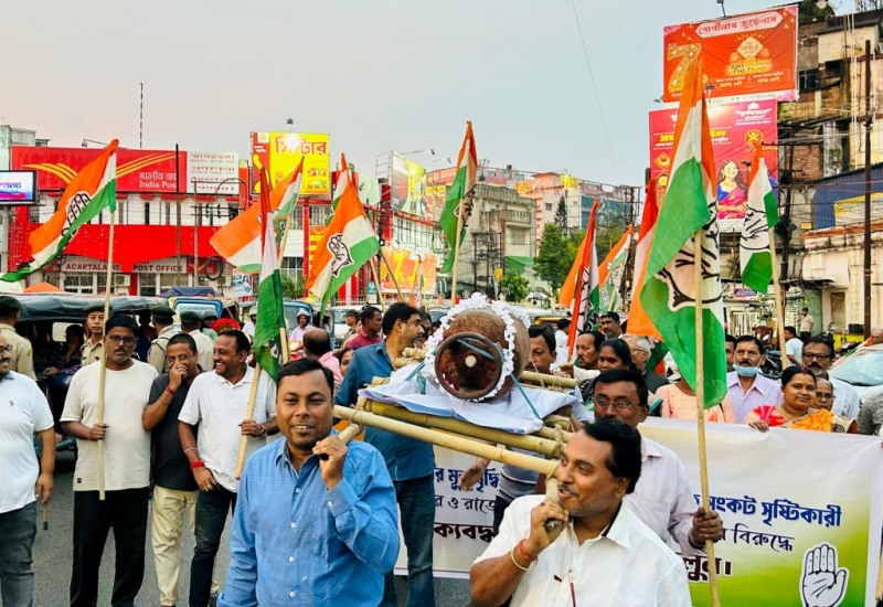 গ্যাসের মূল্যবৃদ্ধির প্রতিবাদে বিক্ষোভ মিছিল কংগ্রেসের