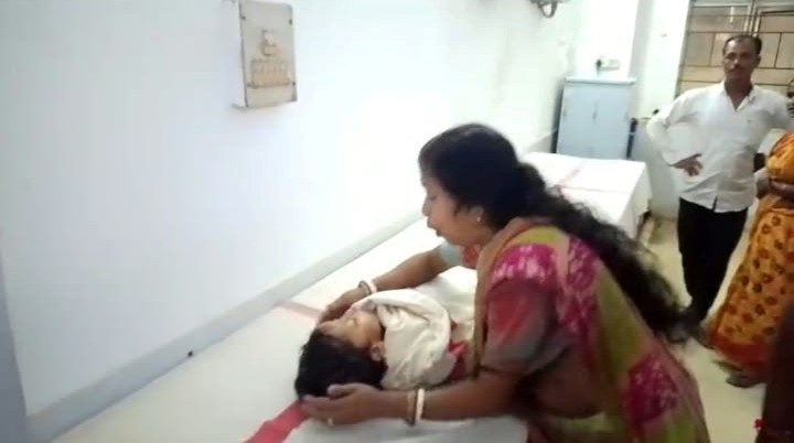 টুকটুক উল্টে চার বছরের শিশুকন্যার মর্মান্তিক মৃত্যু