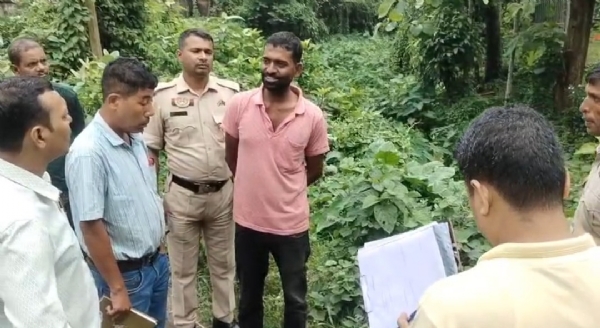 পাম্পের কাছেই অবৈধভাবে জল মিশ্রিত পেট্রোল বিক্রি