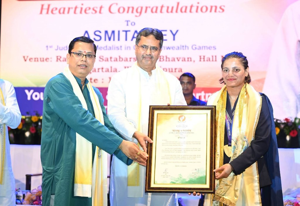 দীঘদিনের আশা পূরণ অস্মিতার, জমির কাগজ তুলে দিলেন মুখ্যমন্ত্রী 