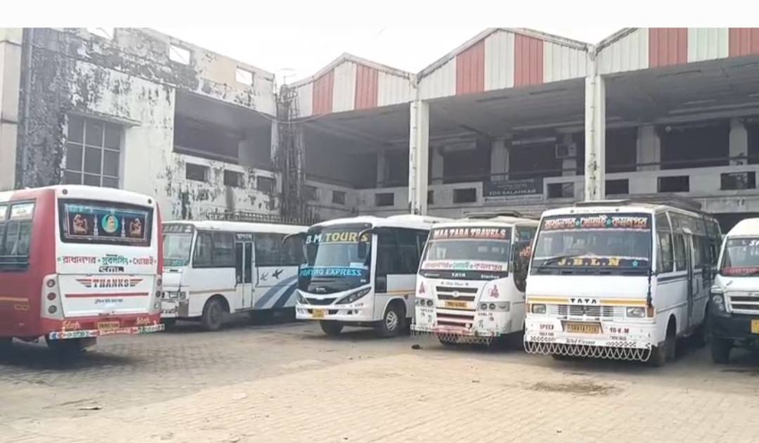 তিন রুটে যান চলাচল স্তব্ধ, চরম ভোগান্তির শিকার যাত্রীরা 