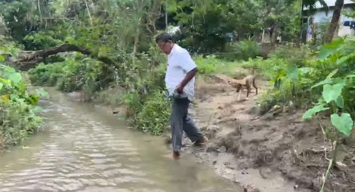 নদী পেরিয়ে যাতায়াত বিদ্যালয়ে 