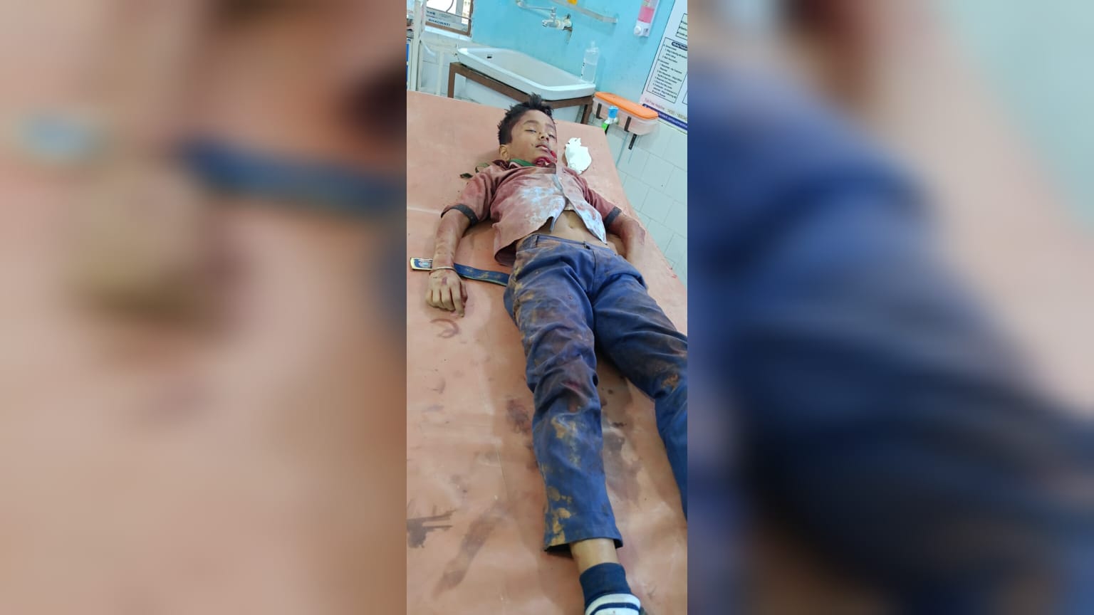 প্রকাশ্যে রাস্তায় স্কুল পড়ুয়াকে কুপিয়ে হত্যা, আশঙ্কাজনক মা