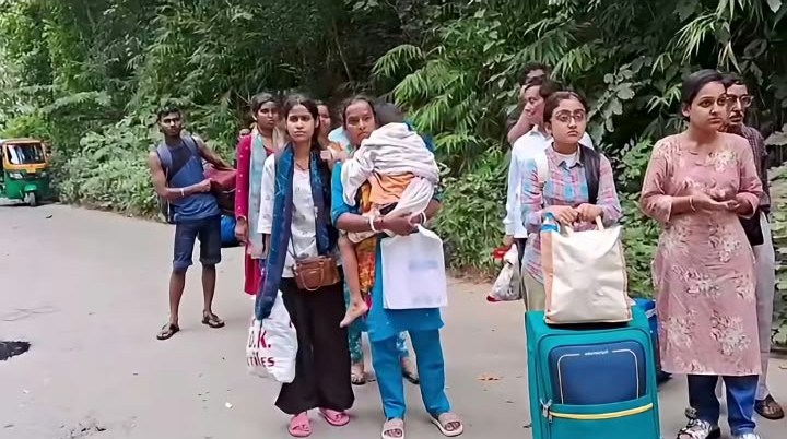সাধারণ মানুষকে দুর্ভোগে ফেলে অবরোধ প্রত্যাহার প্রাক্তন জঙ্গিদের 