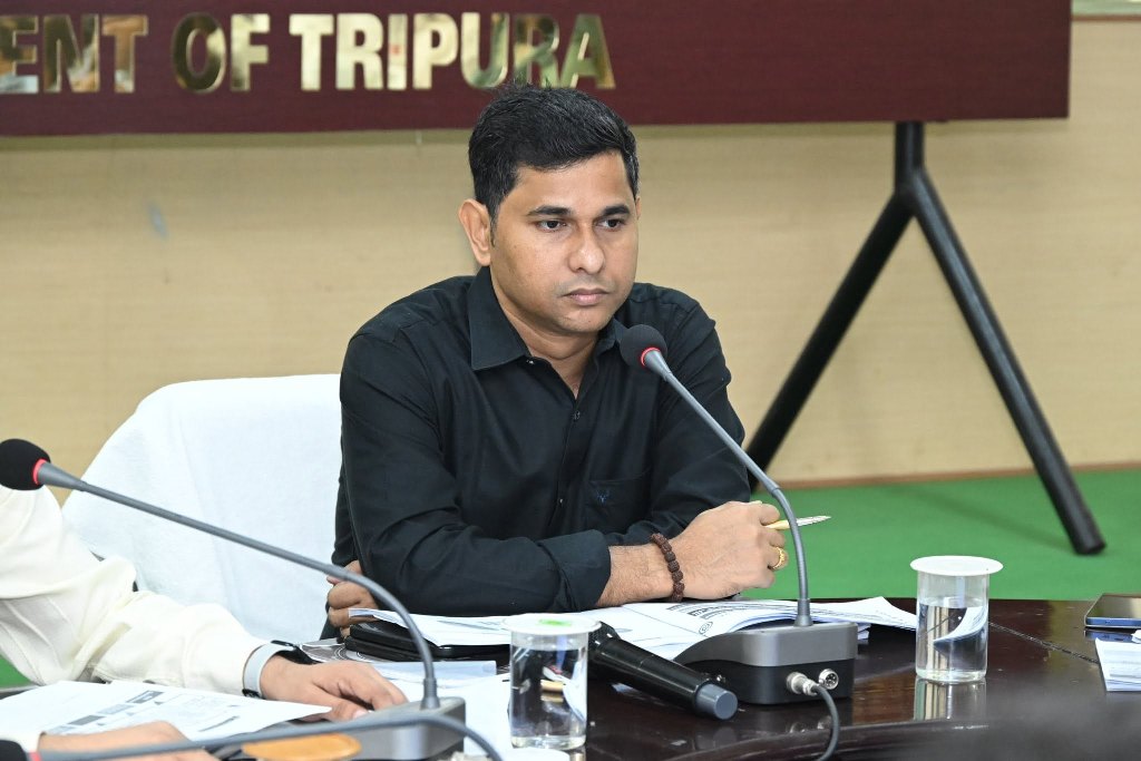 কর্মচারিদের তৃণমূলস্তরে গিয়ে কাজ করার আহ্বান মন্ত্রীর 