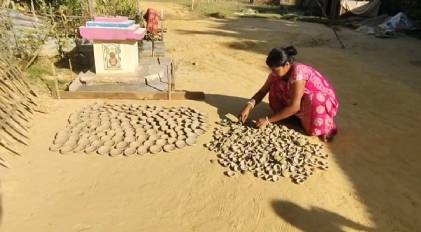 বৈদ্যুতিক আলোর ঝলকানিতে ম্লান মাটির প্রদীপ