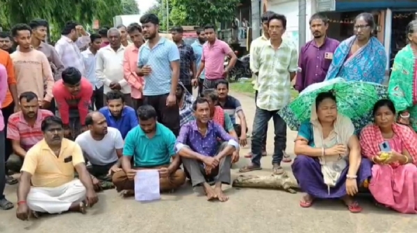 বিদ্যুৎ পরিষেবার অব্যবস্থার জেরে সড়ক অবরোধ ক্ষুব্ধ গ্রাহকদের
