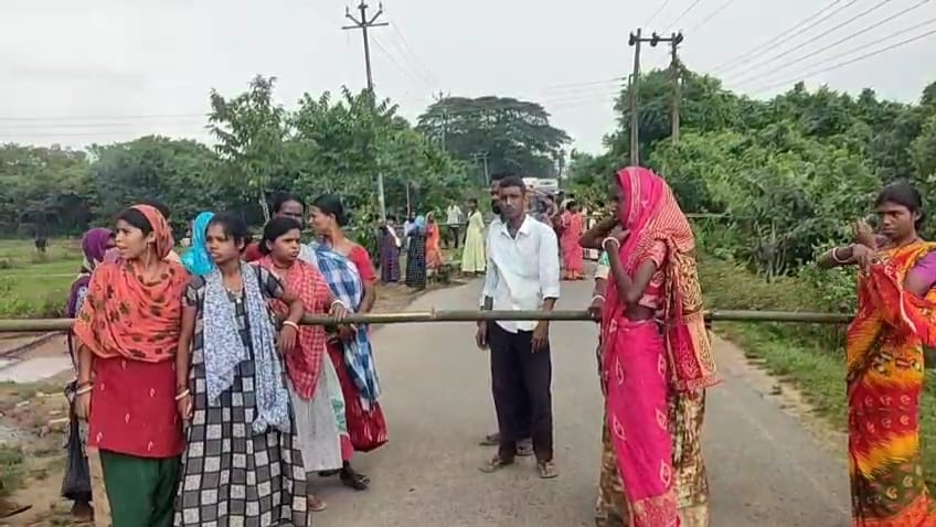 পানীয় জল চেয়ে রাস্তায় নামলেন ক্ষিপ্ত জনতা