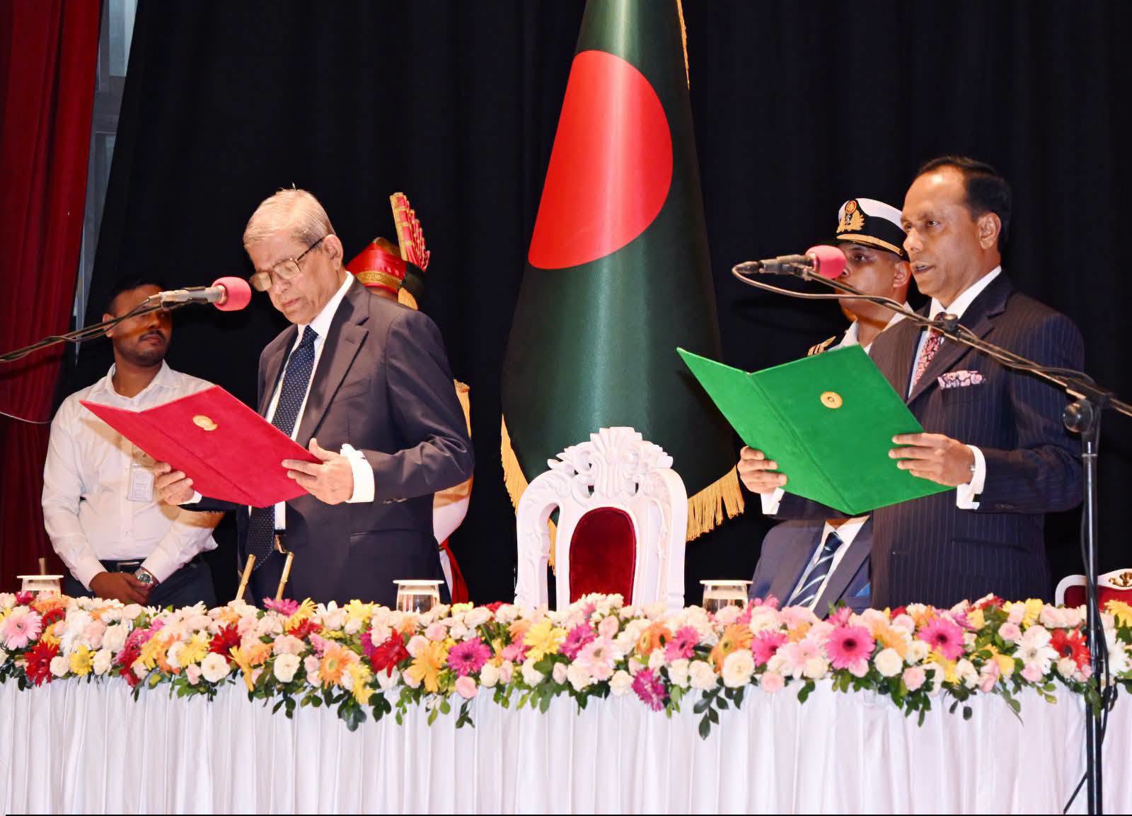 বাংলাদেশের রাষ্ট্রপতি হিসেবে শপথ নিলেন মির্জা ফখরুল ইসলাম আলমগীর