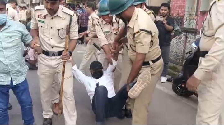 চাকরির দাবিতে রাস্তায় নেমে পুলিশের টানা হেঁচড়ায় আহত টেট উত্তীর্ণরা 