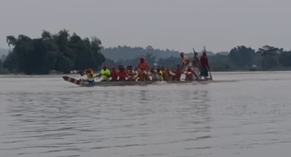 ঐতিহ্যবাহী কুর্তি হাওরে ফিরল নৌকা বাইচের উন্মাদনা