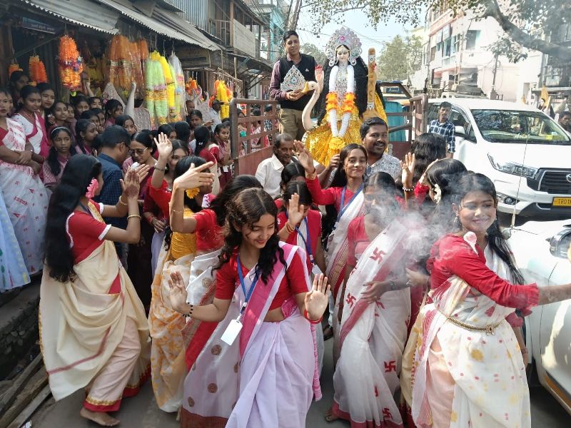 উৎসবের আবহে মণ্ডপে যাত্রা দেবী সরস্বতীর