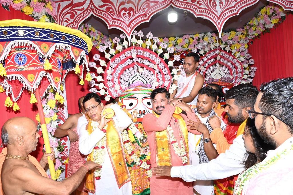 বিশ্বাসের রথযাত্রায় সামিল ভক্তরা 