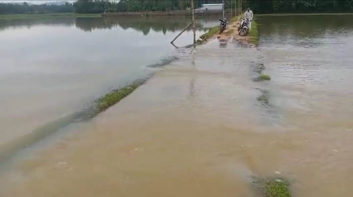 জলের তলায় মূল সড়ক, চরম দুর্ভোগে সাধারণ মানুষ 