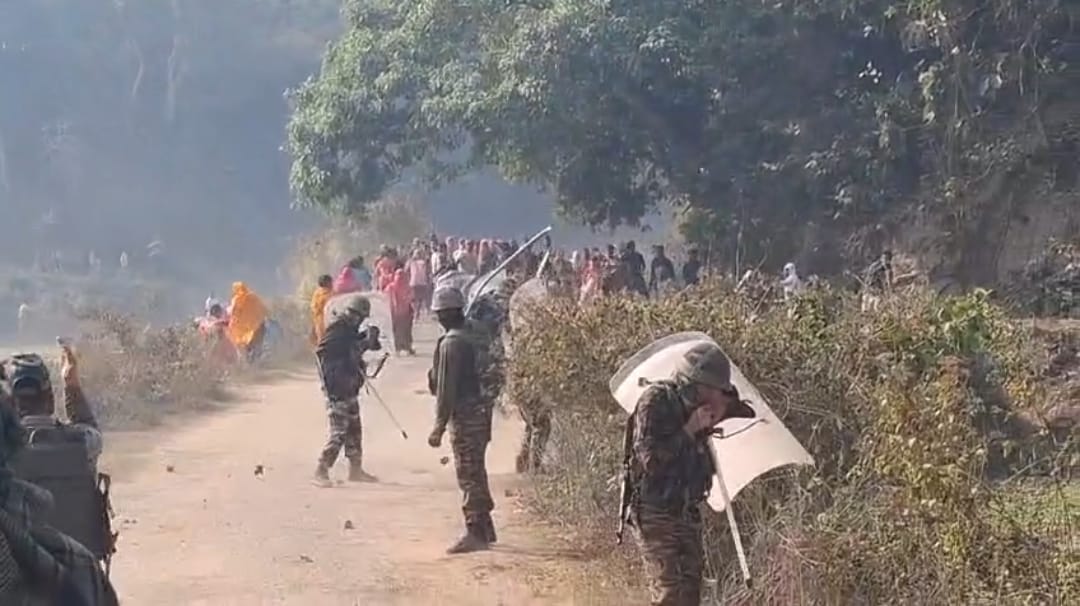 গাঁজা নিধন অভিযানে রণক্ষেত্র, শূন্যে গুলি, আহত ৯, সড়ক অবরোধ