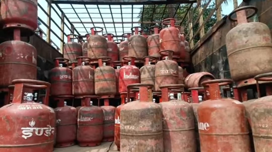 মাথায় হাত আমজনতার, ৬০ টাকা বৃদ্ধি গ্যাসের দাম 