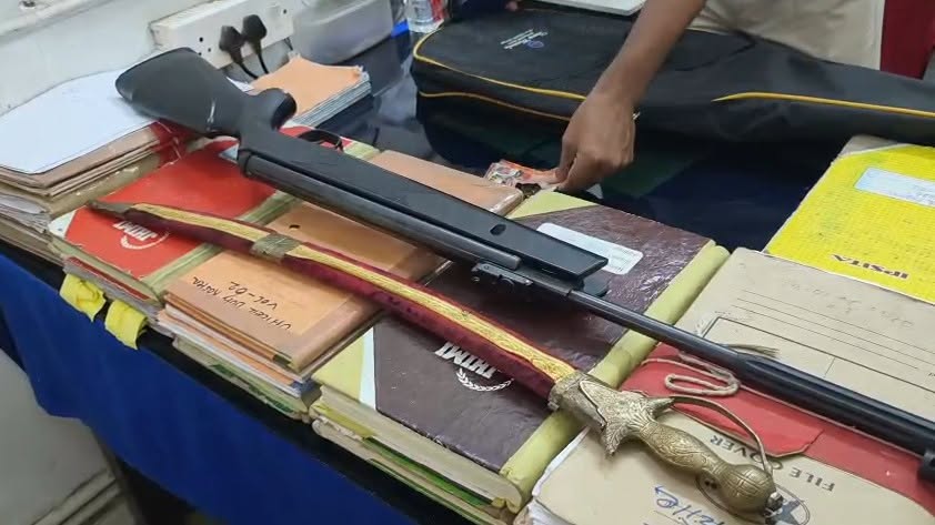 দুর্ঘটনাগ্রস্ত গাড়ি থেকে উদ্ধার এয়ারগান-ধারালো অস্ত্র  