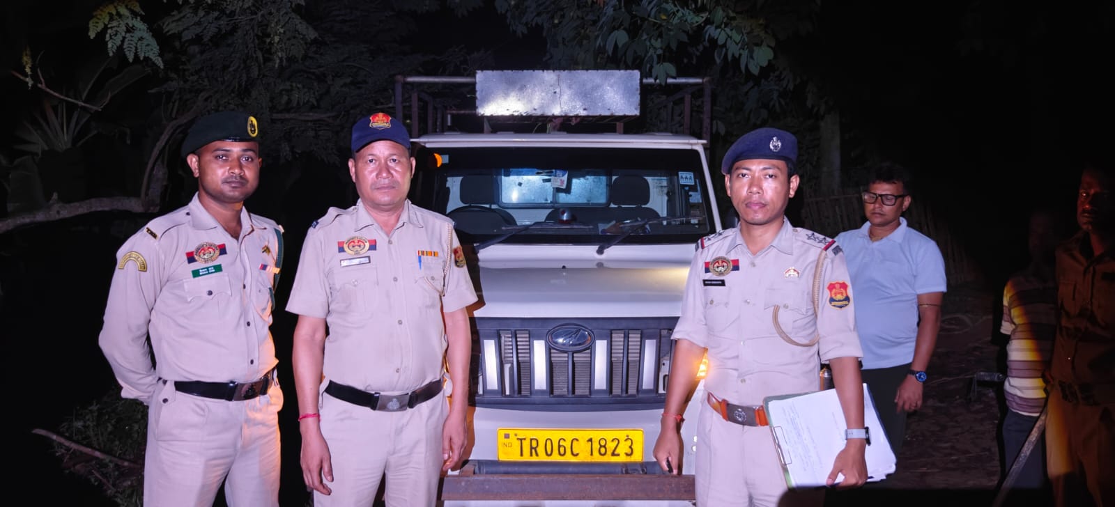 বিপুল পরিমাণ সেগুন কাঠ বাজেয়াপ্ত পুলিশের 