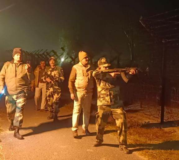 খোয়াইয়ে সীমান্ত পরিস্থিতি সতর্কতায় পুলিশ–বিএসএফের যৌথ টহল 