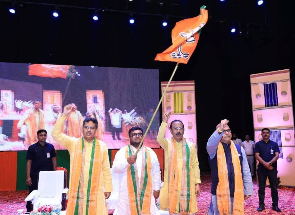সামাজিক মাধ্যমে দলবিরোধী পোস্ট নিয়ে কড়া বার্তা মুখ্যমন্ত্রীর 