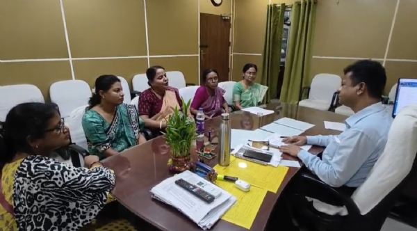 স্বাস্থ্য অধিকর্তার কাছে স্মারকলিপি প্রদান নারী সমিতির