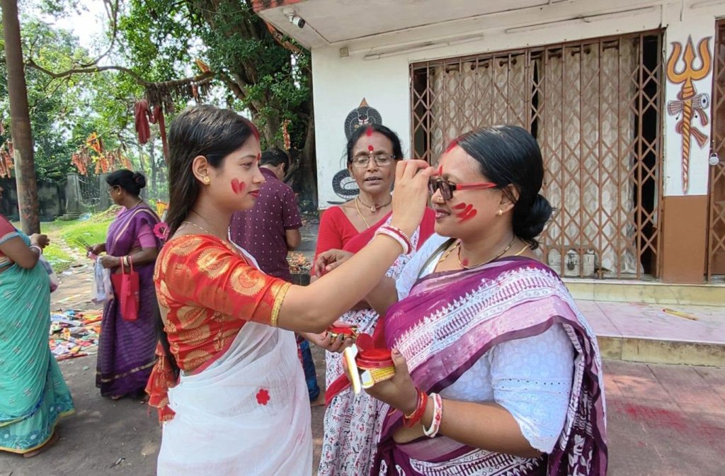 অম্বুবাচিতে সিঁদুর খেলায় মাতলেন মহিলারা