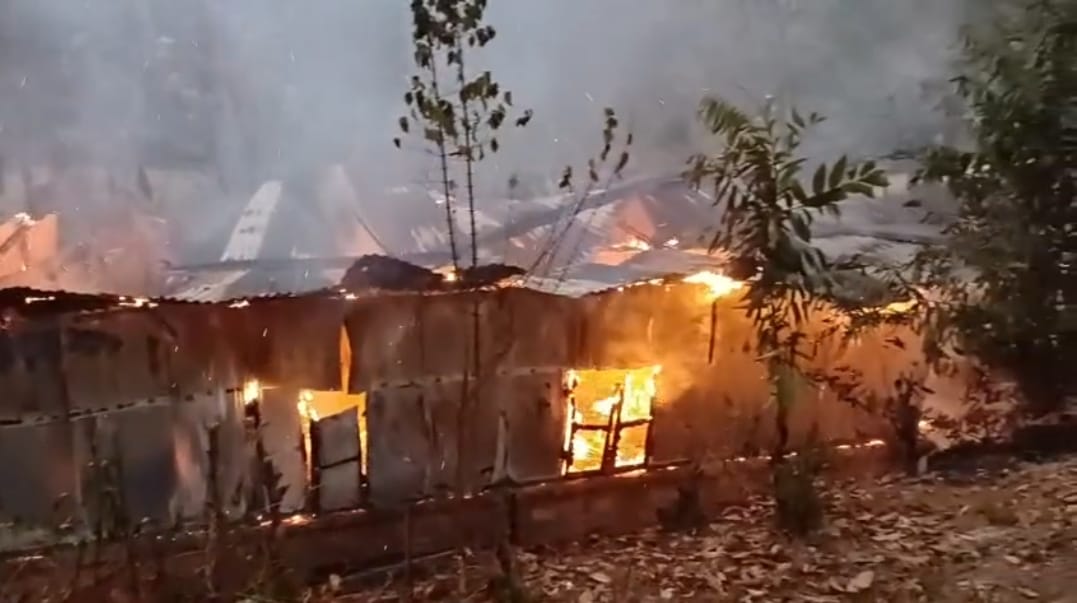 বিধ্বংসী অগ্নিকাণ্ডে সর্বহারা দিনমজুর পরিবার