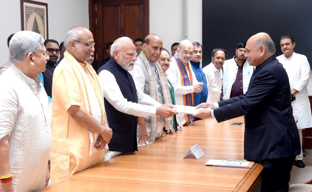 প্রধানমন্ত্রীর উপস্থিতিতে মনোনয়ন পেশ রাধাকৃষ্ণণের