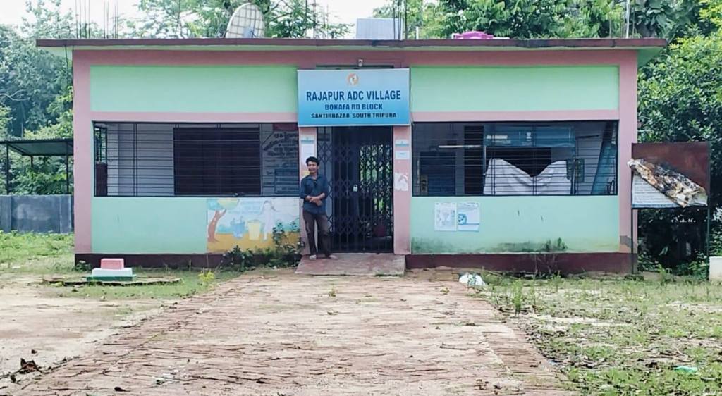 বেলা ১টা'র পরও তালাবন্ধ পঞ্চায়েত অফিস