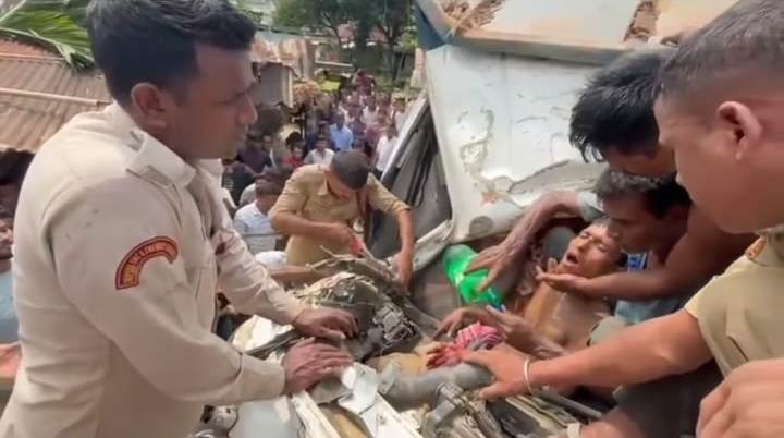 চাকমাঘাটের পুনরাবৃত্তি আমবাসায়, দীর্ঘ সময়ের পর উদ্ধার আটকে থাকা চালক