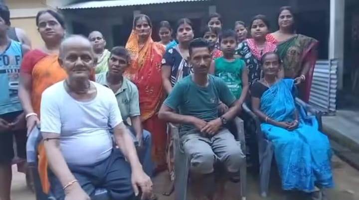 ৩২ বছর পর বাড়ি ফিরল একমাত্র সন্তান 