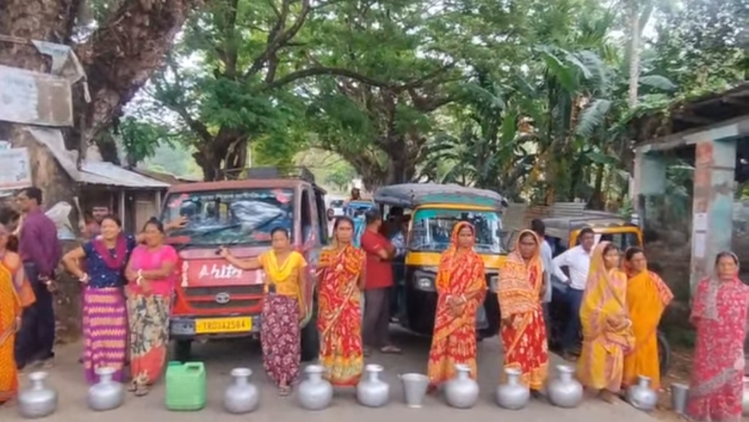 জল চেয়ে রাস্তায় প্রমীলারা, আটকে পড়লেন জেলাশাসক 