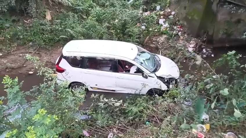 ব্রিজে ধাক্কা মেরে নর্দমায় গিয়ে পড়লো গাড়ি 