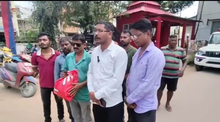 যাত্রীর ফেলে যাওয়া ব্যাগ থানায় হস্তান্তর করলেন অটো চালক 