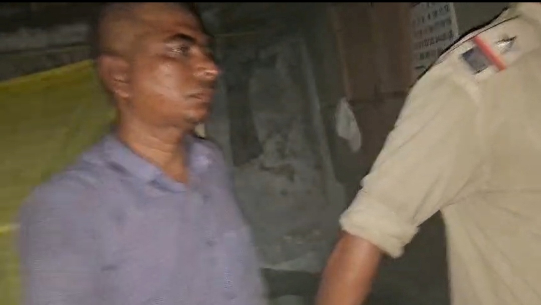 নিজের পরিচয় গোপন রেখে বসবাস, আটক বাংলাদেশী অনুপ্রবেশকারী 