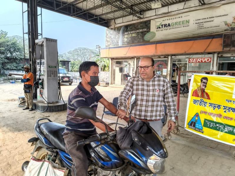 সড়ক নিরাপত্তা নিয়ে নো হেলমেট — নো পেট্রোল বার্তা প্রশাসনের 