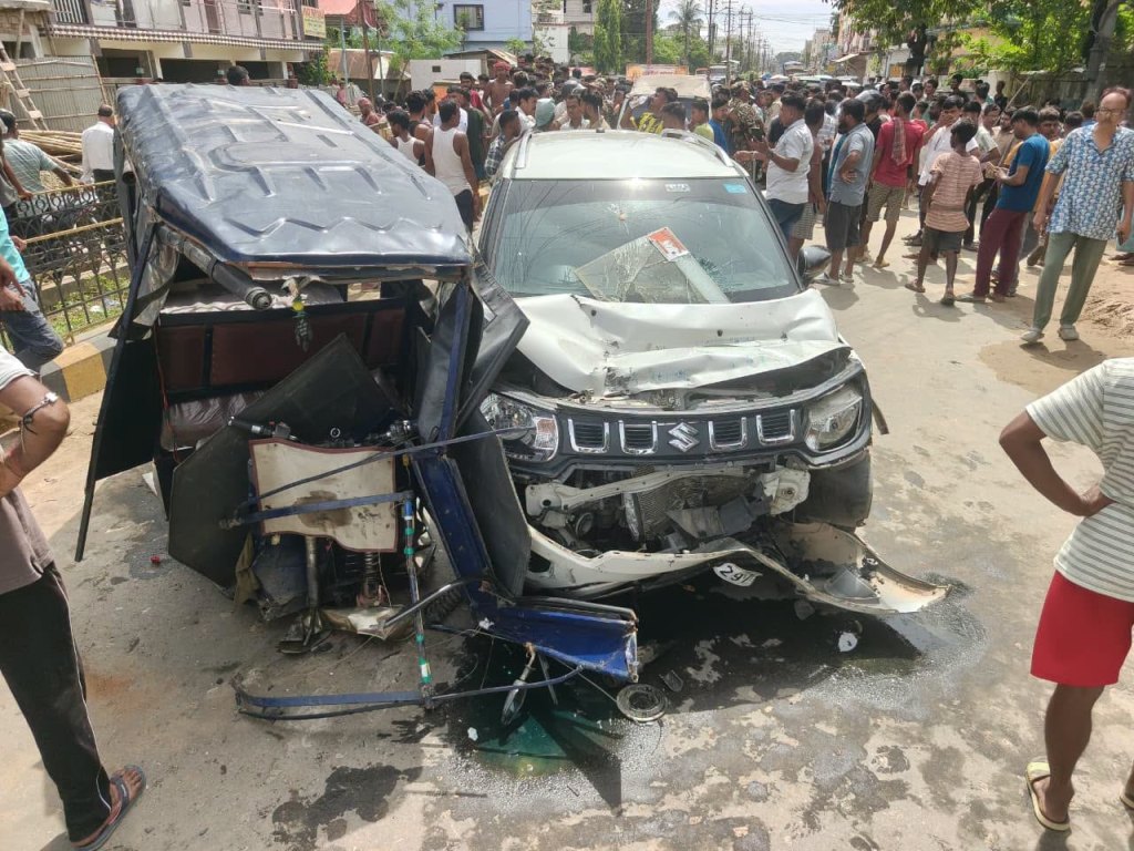 গাড়ি চালানো শেখার সময় মুখোমুখি সংঘর্ষে আহত তিন যাত্রী 