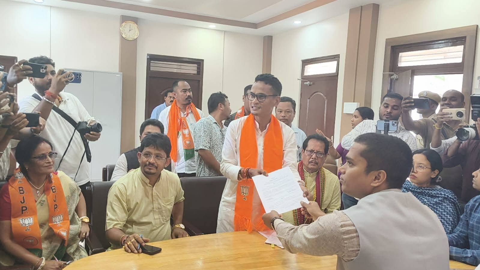 দুই বিজেপি প্রার্থীর মনোনয়ন দাখিল খোয়াইতে