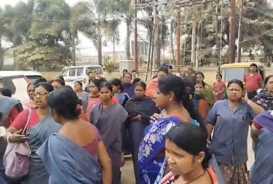 বেতন চেয়ে সাফাই কর্মীদের বিক্ষোভ আইজিএম হাসপাতালে 