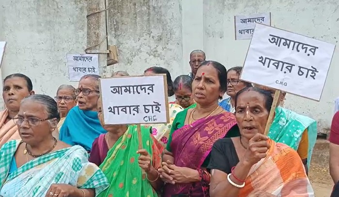 চাকরির দাবিতে বিক্ষোভ হেলথ গাইডদের 