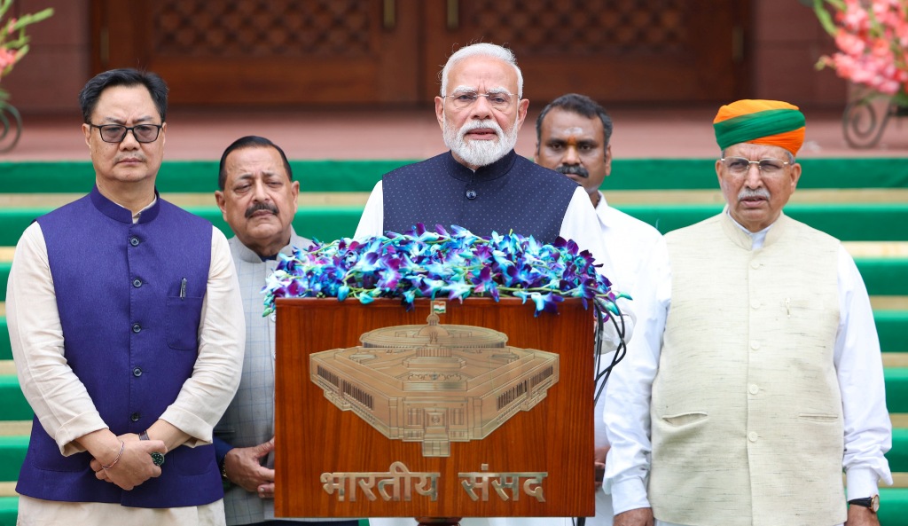 দেশের লক্ষ্য অর্জনের জন্য ইতিবাচক মনোভাব অপরিহার্য : প্রধানমন্ত্রী