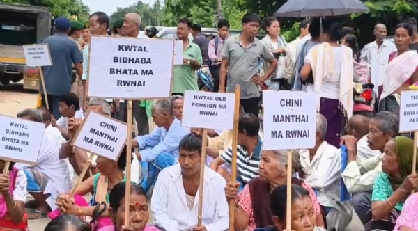 ভাতা বকেয়ার প্রতিবাদে ব্লকে তালা ঝুলিয়ে বিক্ষোভ 