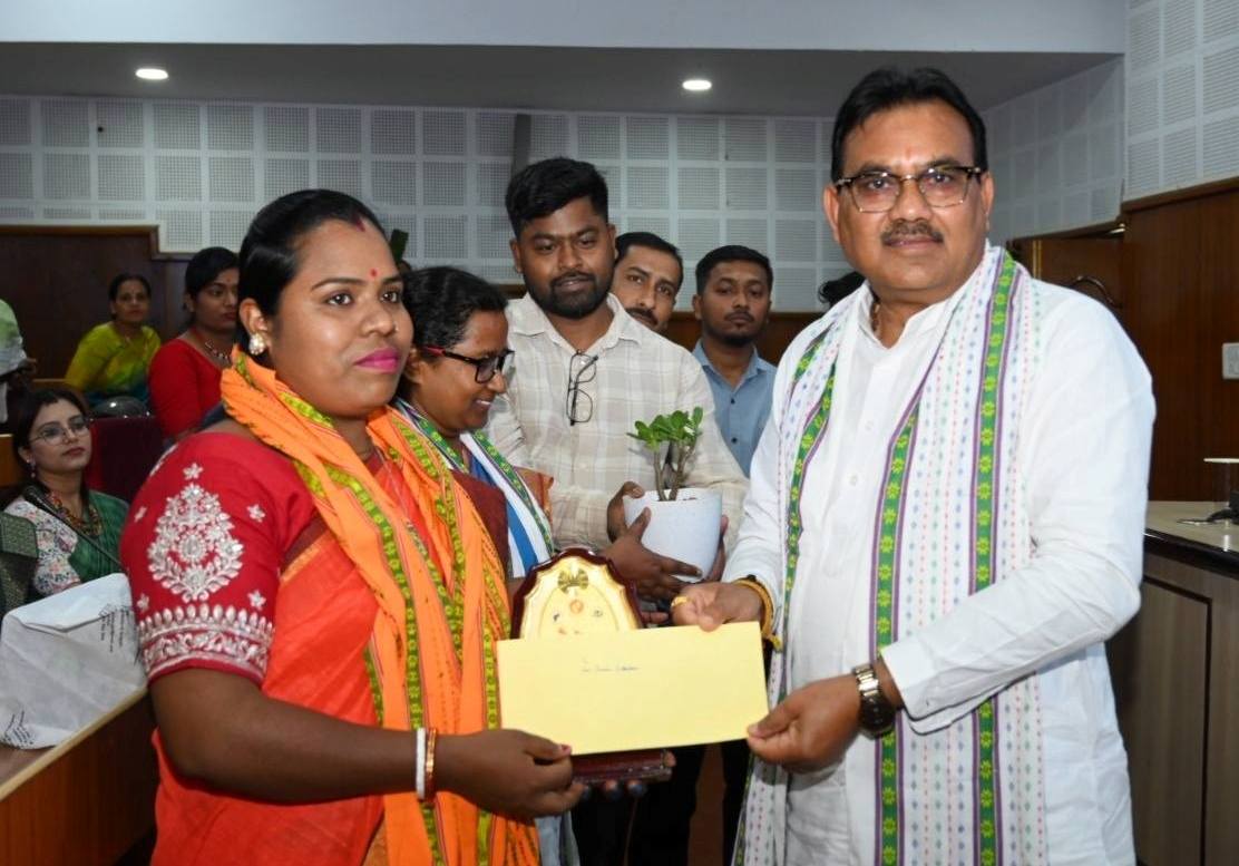 মহিলা অটোচালককে সংবর্ধিত করলেন অর্থমন্ত্রী 